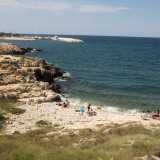 Tra i vari accessi alla costa, che qui comincia a farsi alta, il pi� fruibile � la spiaggia di �Ponte dei Lapilli�, un�insenatura punteggiata da minuti ciottoli bianchi (foto di Antonio Caradonna)